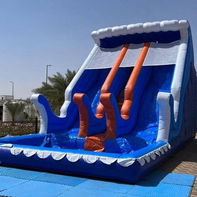 Attrezzatura per parco acquatico gonfiabile a colori personalizzato con piscina grande e due scivoli larghi