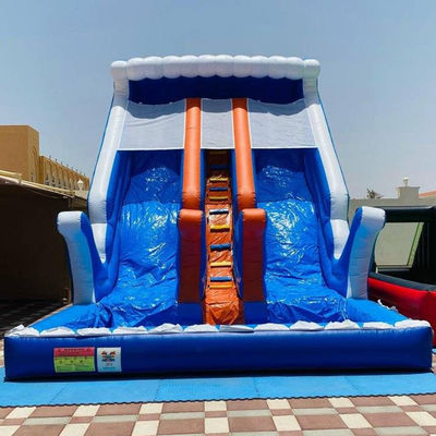 Attrezzatura per parco acquatico gonfiabile a colori personalizzato con piscina grande e due scivoli larghi