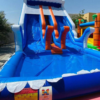 Attrezzatura per parco acquatico gonfiabile a colori personalizzato con piscina grande e due scivoli larghi