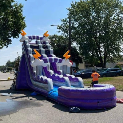 Gioco per bambini Parco acquatico gonfiabile estivo con piscina e scivolo d'acqua viola