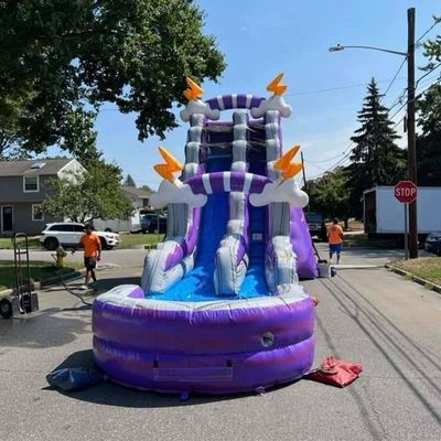 Gioco per bambini Parco acquatico gonfiabile estivo con piscina e scivolo d'acqua viola