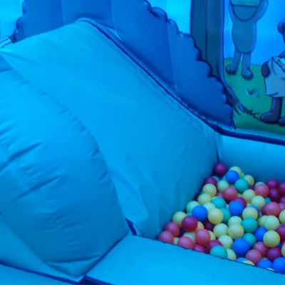 Trampolino da picnic per bambini commerciale con castello gonfiabile blu e pozzo da palla