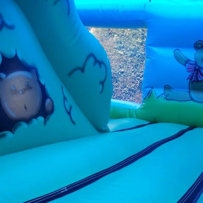 Trampolino da picnic per bambini commerciale con castello gonfiabile blu e pozzo da palla