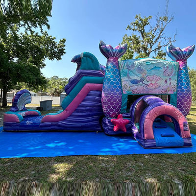 Castello gonfiabile colorato sirena con scivolo d'acqua e noleggio piscina