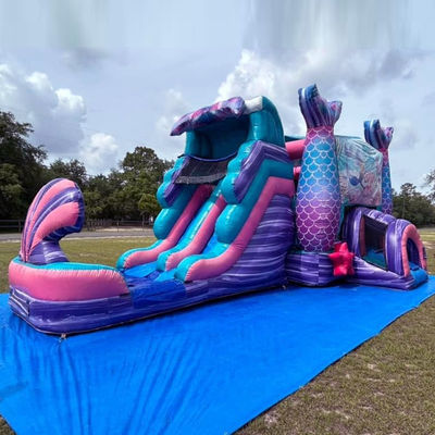 Castello gonfiabile colorato sirena con scivolo d'acqua e noleggio piscina