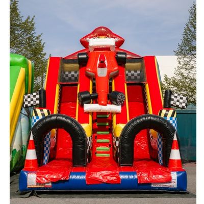 Scalo gonfiabile per bambini con design di auto rossa
