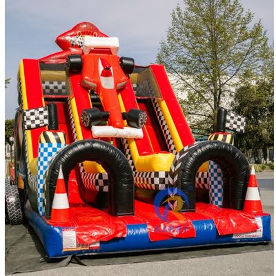 Scalo gonfiabile per bambini con design di auto rossa