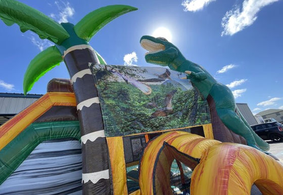Vivi le emozioni dell'era dei dinosauri con la nostra casa gonfiabile e lo scivolo