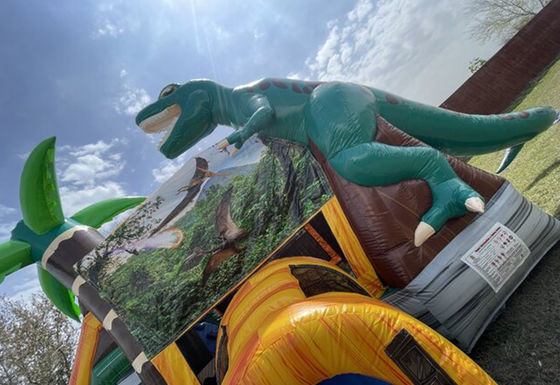 Vivi le emozioni dell'era dei dinosauri con la nostra casa gonfiabile e lo scivolo