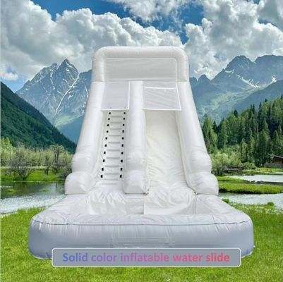Noleggio commerciale interno scivolo d'acqua gonfiabile con piscina in estate divertimento a colori puri