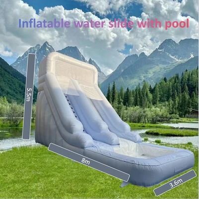 Noleggio commerciale interno scivolo d'acqua gonfiabile con piscina in estate divertimento a colori puri