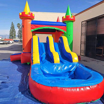 Divertimento portatile garantito con una piccola casa gonfiabile tropicale