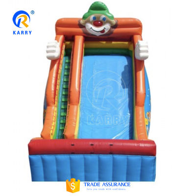 Gioco di arrampicata su roccia gonfiabile con piscina per bambini e adulti