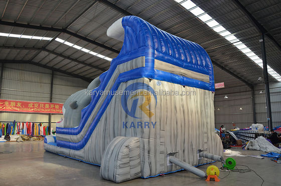 Scarica il tuo squalo interiore con lo scivolo d'acqua blu commerciale con squalo gonfiabile e piscina