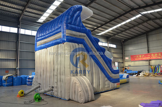 Scarica il tuo squalo interiore con lo scivolo d'acqua blu commerciale con squalo gonfiabile e piscina