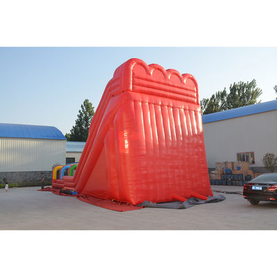In estate è un must-have, scivolo d'acqua gonfiabile multicolore con piscina e zip line.