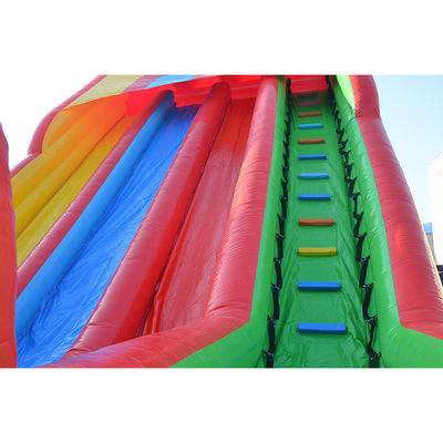 In estate è un must-have, scivolo d'acqua gonfiabile multicolore con piscina e zip line.