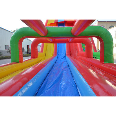 In estate è un must-have, scivolo d'acqua gonfiabile multicolore con piscina e zip line.