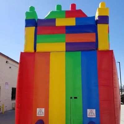 5-10 Passeggeri Noleggio di una piscina gonfiabile per scivoli d'acqua con piscina arcobaleno e pacchetto scivoli