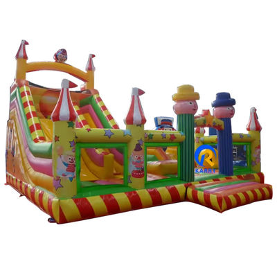 Bambini in Parco di divertimenti all'aria aperta Circo gonfiabile Saltatore con scivolo