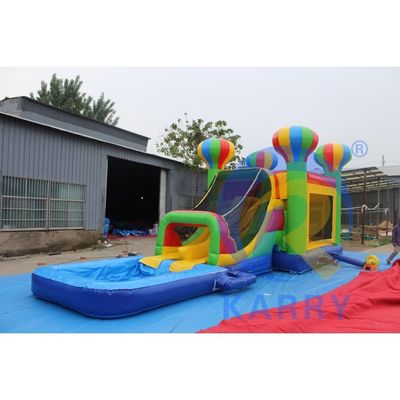 Combinazione di scivoli gonfiabili per il divertimento della festa