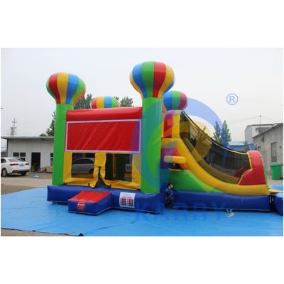 Combinazione di scivoli gonfiabili per il divertimento della festa