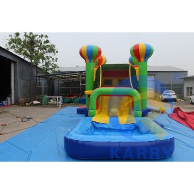 Combinazione di scivoli gonfiabili per il divertimento della festa