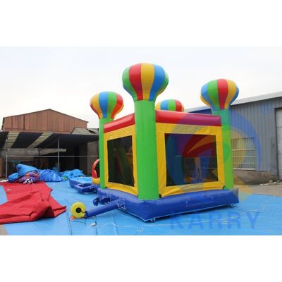 Combinazione di scivoli gonfiabili per il divertimento della festa