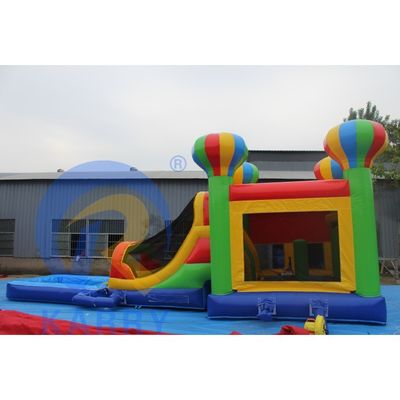 Combinazione di scivoli gonfiabili per il divertimento della festa