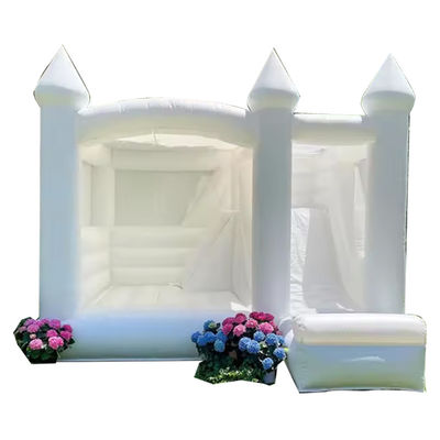 Festa per bambini all'aria aperta, un must per un matrimonio gonfiabile, casa rimbalzata con scivolo
