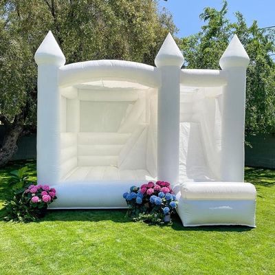 Festa per bambini all'aria aperta, un must per un matrimonio gonfiabile, casa rimbalzata con scivolo