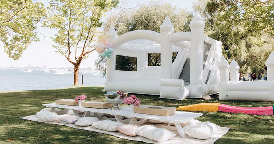 Festa per bambini all'aria aperta, un must per un matrimonio gonfiabile, casa rimbalzata con scivolo