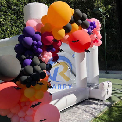 Festa di nozze Castello gonfiabile bianco a salto personalizzato con combinazione di scivolo e buttafuori