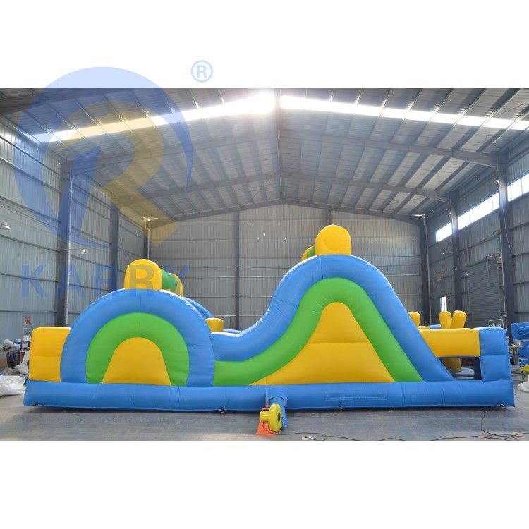 Corso di ostacoli gonfiabile di dimensioni personalizzate e giochi sportivi per bambini nel cortile esterno