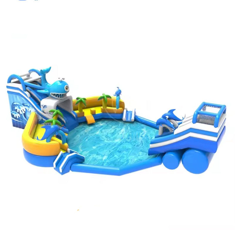 Vivi l'emozione del nostro parco acquatico gonfiabile perfetto per le feste per adulti