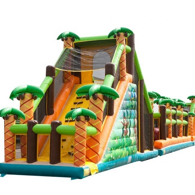 Lungo corso di ostacoli gonfiabile per adulti e bambini nella giungla